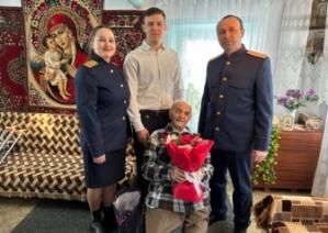 В Петровском округе сотрудники СК России поздравили ветерана Великой Отечественной войны с Днём защитника Отечества
