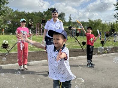 Сотрудники Петровского межрайонного следственного отдела следственного управления СКР по Ставропольскому краю поздравили воспитанников подшефного учреждения с Международным днем защиты дете